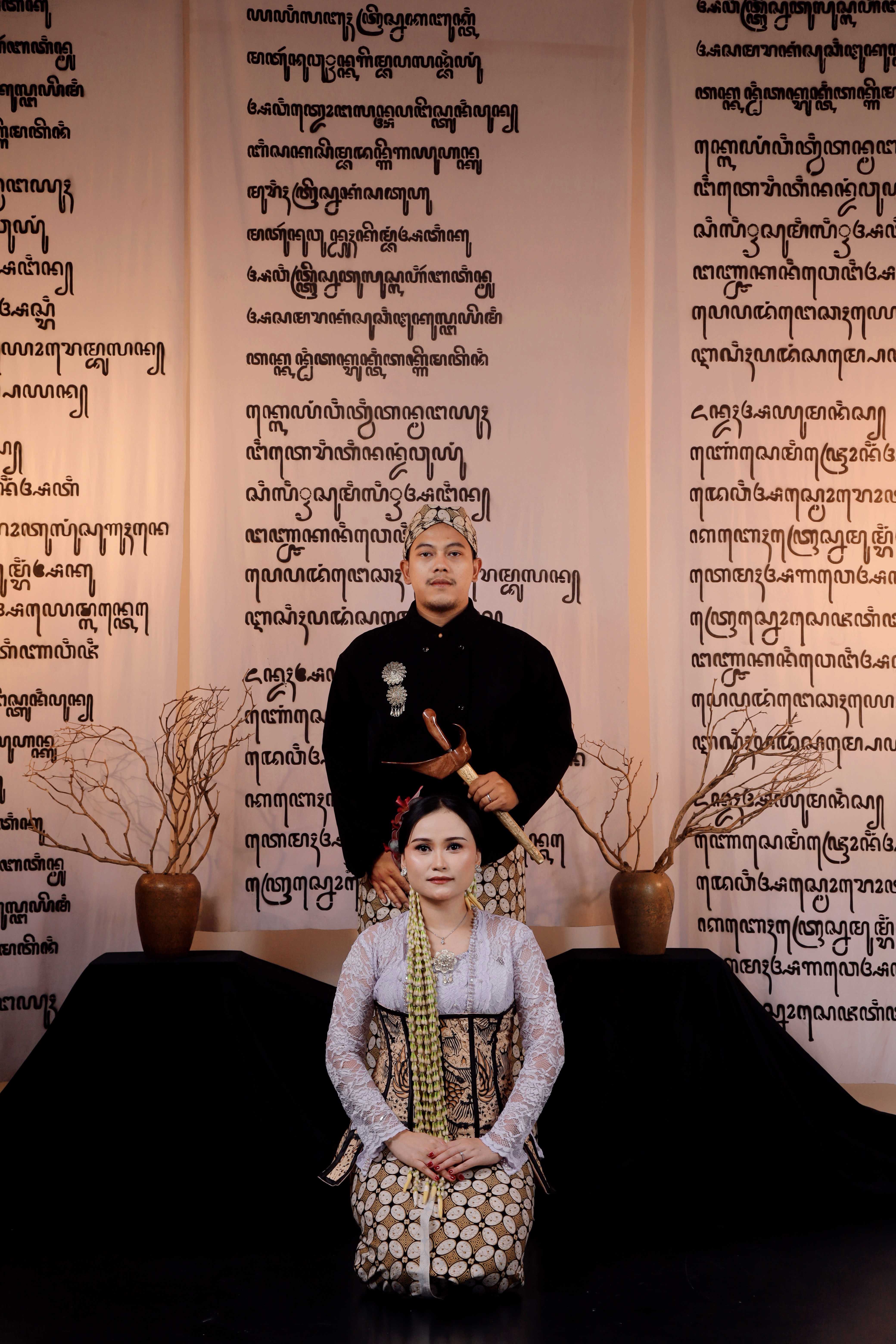 Ilustrasi foto pasangan pengantin Jawa fiktif